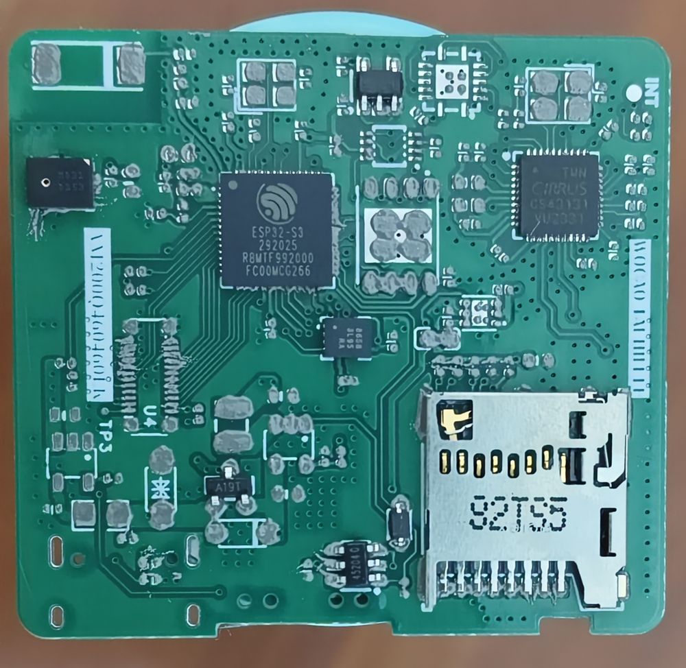 刷好锡膏、还没贴元件的绿色 PCB，板上有无线模组、TF 卡座和密密麻麻的小元件焊盘